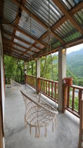 a porch with two hammocks hanging from a roof at Cabañas en las Montañas in San Cristóbal