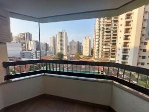 a balcony with a view of a city skyline at Apartamento Luxuoso decorado e mobiliado in Ribeirão Preto