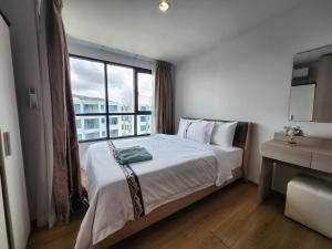 ein Schlafzimmer mit einem Bett und einem großen Fenster in der Unterkunft cen 1 bed room862 in Ban Rangeng