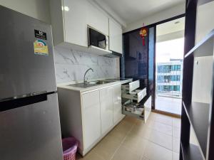 eine kleine Küche mit Spüle und Kühlschrank in der Unterkunft cen 1 bed room862 in Ban Rangeng