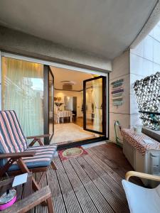 Χώρος καθιστικού στο Spacious 2BR Balcony and AC