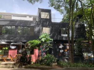 a house with a black roof at Apartahotel Provenza 2 in Medellín