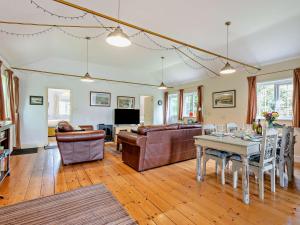 Μια τηλεόραση ή/και κέντρο ψυχαγωγίας στο 2 Bed in Dartmoor National Park 46409