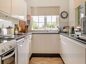 Η κουζίνα ή μικρή κουζίνα στο 2 Bed in Dartmoor National Park 46409