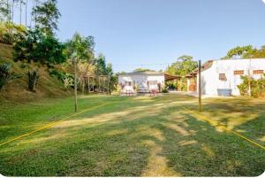 a yard with yellow lines on the grass at Piscina aquecida Mairiporã Sítio Simples Desejo in Bairro dos Pintos