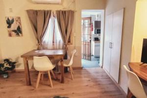 a dining room with a wooden table and chairs at ORIGEN Centro Monoambiente in El Bolsón