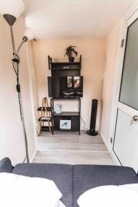 a small living room with a couch and a lamp at Matira TINY HOUSE 1 in Bora Bora