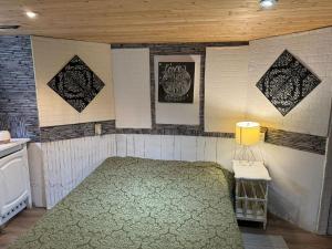 a bedroom with a green bed in a room at Sweet home away in Hamilton