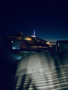 トビリシにあるOld Tbilisi Renatoの夜の街並み