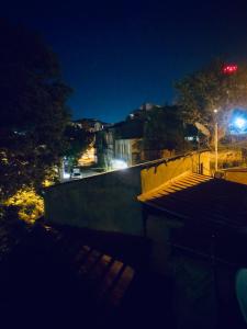 トビリシにあるOld Tbilisi Renatoの夜の街の景色