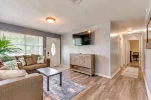 Una sala de estar con un sofá y un televisor. en Game, Swim and Explore Family Home in Pensacola, en Pensacola