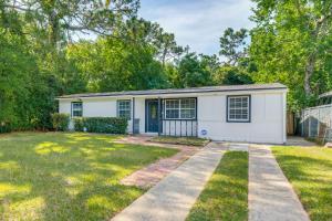 una pequeña casa blanca con patio en Game, Swim and Explore Family Home in Pensacola, en Pensacola