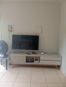 un salon avec une télévision à écran plat sur une table dans l'établissement Apartamento amazônico COP30, à Belém 22 autres photos