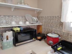 a kitchen counter with a microwave and a stove at Hermosa residencia entre David y Boquete in Los Algarrobos +3 photos
