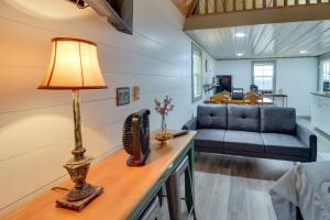 Et opholdsområde på Private Deck and Hot Tub Gem Near Guntersville Lake