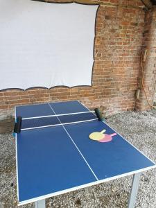 a ping pong table in front of a brick wall at Lincoln Big Dome, 4 beds, Projector - Groups OK in Snelland
