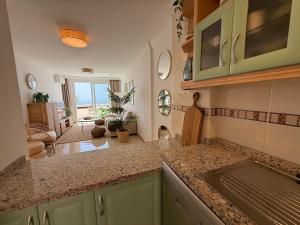 Køkken eller tekøkken på Sunset & Ocean Dream Apartment