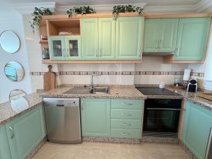 Køkken eller tekøkken på Sunset & Ocean Dream Apartment + 6 billeder