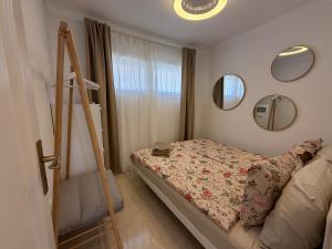 En eller flere senge i et værelse på Sunset & Ocean Dream Apartment