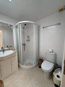 Et badeværelse på Sunset & Ocean Dream Apartment