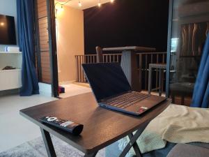 里奥格兰德Brisa's De Puerto Rico B302的一台笔记本电脑坐在桌子上,带有遥控器