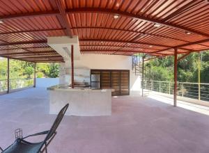 een groot terras met een houten plafond en een kachel bij Edificio La Paz in Puerto Vallarta
