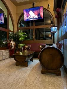 a living room with a tub and a tv at Divino Bistrot e Relais in Lenola