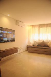 TV a/nebo společenská místnost v ubytování Appartement entre Plage et Village Imi-Ouddar
