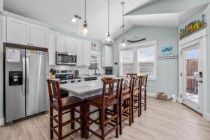 Kuchyň nebo kuchyňský kout v ubytování CrabaCabana in the Center of Corolla