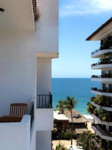 ein Blick auf das Meer vom Balkon eines Gebäudes in der Unterkunft Departamento Bella Vista in Puerto Vallarta