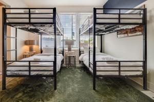 2 literas en una habitación con suelo verde en The Outrider by AvantStay Chic Stay Close to Broadway, en Nashville 290 fotos más