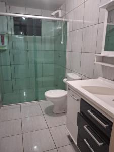 Un baño con inodoro y ducha de cristal. en Edifício Vitória 1 Apt 501, en Marcelino Ramos