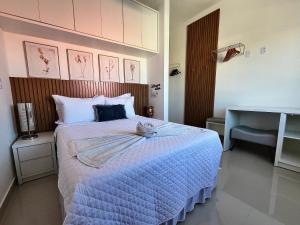 una camera da letto con un letto con un piumone blu di Casa Trindade - Residencial Caminho da Praia a Porto Seguro