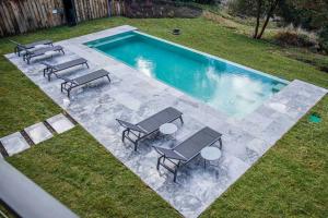 an overhead view of a pool with tables and chairs at Auria Angostura in Villa La Angostura