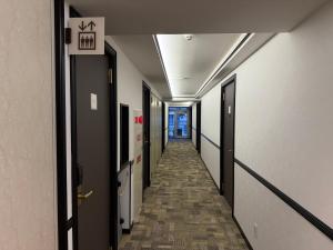 un pasillo de un edificio de oficinas con un cartel en el techo en Toyoko Inn Osaka Honmachi No2, en Osaka
