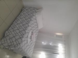 a white bed in a small room with a ceiling at Grande Aracaju ap executivo in São Cristóvão