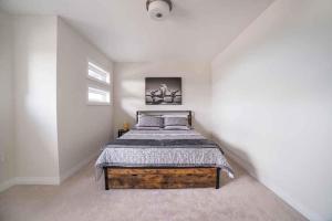 a bedroom with a bed in a white room at Tranquil Lakeside Townhouse in Severn +17 photos
