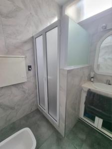 a bathroom with a shower and a toilet and a sink at La casa de Flor in San Martín