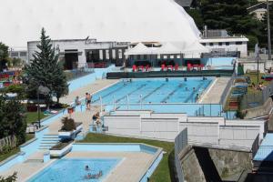 - une grande piscine avec des personnes dans l'établissement In centro a Saint Vincent, à Saint-Vincent