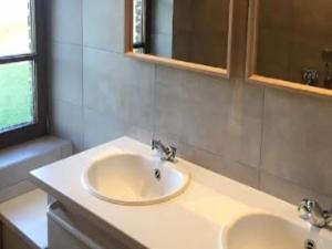 Koupelna v ubytování Cottage with Tennis Court + 32 fotografií