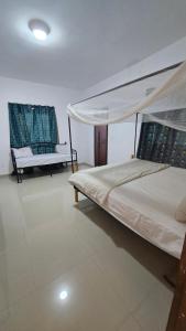 WarangにあるVilla with pool, close to seaのベッドルーム1室(天蓋付きベッド1台、椅子2脚付) +25枚の写真