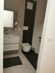SarnonicoにあるCasa della Lavandaの白いトイレと洗面台のあるバスルーム