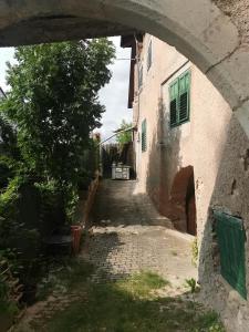 SarnonicoにあるCasa della Lavandaのアーチ道のある古民家の路地