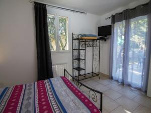 LédenonにあるVilla in Lédenon with Private Poolのベッドとテレビと窓のある寝室 +31枚の写真