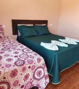 een slaapkamer met een bed met twee handdoeken erop bij Pousada Mont Hebrom in Ibicoara