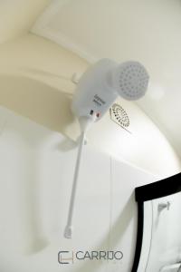 a ceiling fan and a hair dryer on a ceiling at Carrijo Hotel in Marília