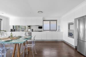 Kuchyň nebo kuchyňský kout v ubytování Seaside Escape - direct Collingwood Beach access