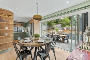 Gambar di galeri bagi Ankers at Mollymook - spacious beach retreat di Narrawallee