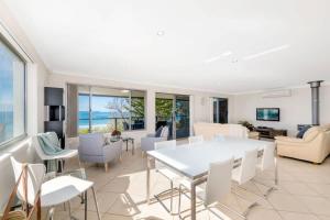 Un televizor și/sau centru de divertisment la Aqua Vista - beachfront 4BR Home with ocean views