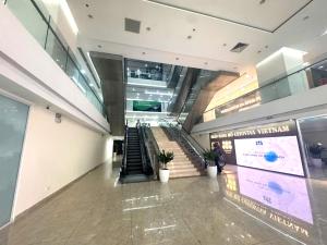 Un vestíbulo de un centro comercial con escaleras. en Golden King, en Ho Chi Minh 70 fotos más